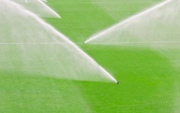 Teste de irrigação automática no campo do Bairro Bom Jesus
